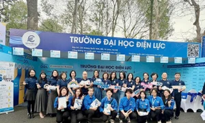 Trường Đại học Điện lực thu hút học sinh và phụ huynh tại Ngày hội tư vấn tuyển sinh