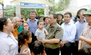 Thủ tướng Chính phủ Phạm Minh Chính trực tiếp về Yên Bái động viên, thăm hỏi những hộ dân bị thiệt hại nặng do bão số 3 gây ra 