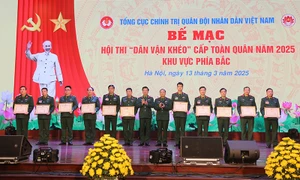 Đại diện lãnh đạo Tổng cục Chính trị trao Bằng khen cho các tập thể đạt giải A