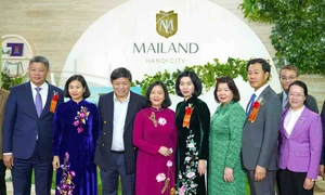 Bí thư Thành ủy Hà Nội Bùi Thị Minh Hoài chụp ảnh với các đại biểu tại Gian hàng “Mailand Hanoi City - Thành phố sáng tạo”