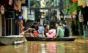 Lũ sông Hồng đã rút, người dân khu ven sông vẫn "bì bõm" trong nước