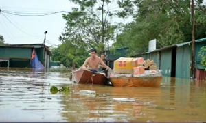 Nước lũ sông Hồng dâng nhanh, một số khu vực nội đô Hà Nội ngập cục bộ