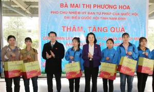 Phó Chủ nhiệm Ủy ban Tư pháp Mai Thị Phương Hoa thăm, tặng quà Tết cho gia đình khó khăn tại Nam Định