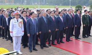 Lãnh đạo Đảng, Nhà nước và các đại biểu Quốc hội vào Lăng viếng Chủ tịch Hồ Chí Minh