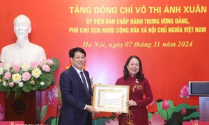 Chủ tịch nước Lương Cường dự Lễ trao huy hiệu 30 năm tuổi Đảng tặng Phó Chủ tịch nước