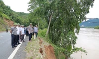 Phó Chủ tịch UBND tỉnh Thanh Hóa Lê Đức Giang cùng đoàn công tác kiểm tra điểm sạt lở trên sông Mã đoạn qua huyện Quan Hóa