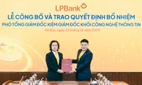 Ông Nguyễn Đức Thụy, Chủ tịch Hội đồng quản trị LPBank trao quyết định bổ nhiệm cho ông Lưu Danh Đức. Ảnh: PV