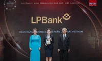 Bà Vũ Nam Hương, Phó Tổng Giám đốc LPBank nhận giải thưởng Top 50 doanh nghiệp kinh doanh hiệu quả nhất 2024. Ảnh: PV