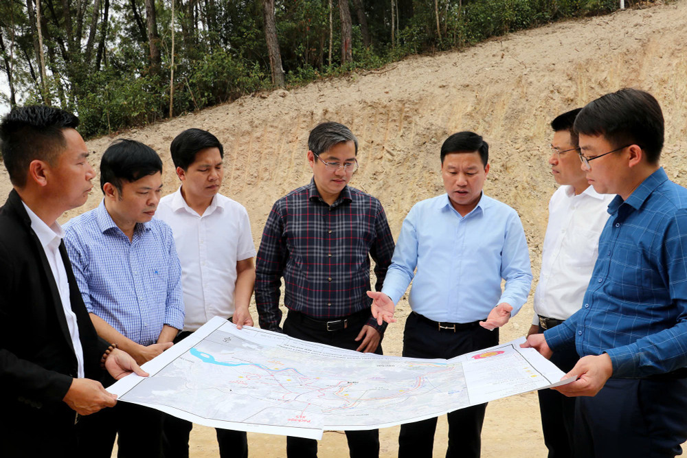 Tổ công tác UBND tỉnh về rà soát, nghiên cứu, định hướng sắp xếp đơn vị hành chính các cấp kiểm tra một số công trình dự án trên địa bàn thị xã Hoàng Mai Tổ công tác UBND tỉnh về rà soát, nghiên cứu, định hướng sắp xếp đơn vị hành chính các cấp kiểm tra một số công trình dự án trên địa bàn thị xã Hoàng Mai