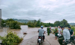 Mưa lớn cô lập 200 hộ dân ở Gia Lai