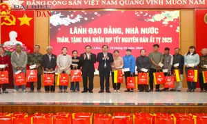 Phó Chủ tịch Quốc hội Nguyễn Khắc Định tặng quà Tết cho người nghèo, hộ có hoàn cảnh khó khăn trên địa bàn huyện Cam Lâm, tỉnh Khánh Hòa