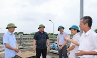 Chủ tịch Uỷ ban nhân tỉnh Trần Duy Đông cùng Giám đốc Công ty Điện lực Vĩnh Phúc Nguyễn Quốc Hưng kiểm tra công tác khắc phục ngập lụt và bảo đảm cấp điện. Ảnh: NPC 