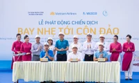 UBND huyện Côn Đảo, Vietnam Airlines và công ty Lagom Việt Nam đã ký kết Biên bản ghi nhớ. Ảnh: VNA 