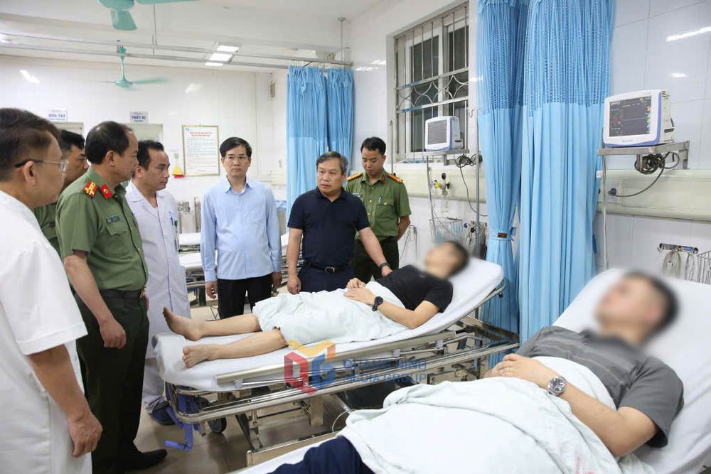Bí thư Tỉnh ủy Vũ Đại Thắng thăm hỏi, động viên cán bộ công an bị thương khi làm nhiệm vụ. Ảnh: Minh Đức (Q.M.G) 2339764-dong-chi-vu-dai-thang-bi-thu-tinh-uy-tham-hoi-dong-vien-can-bo-cong-an-bi-thuong-khi-lam-nhiem-vu-07375318.jpg