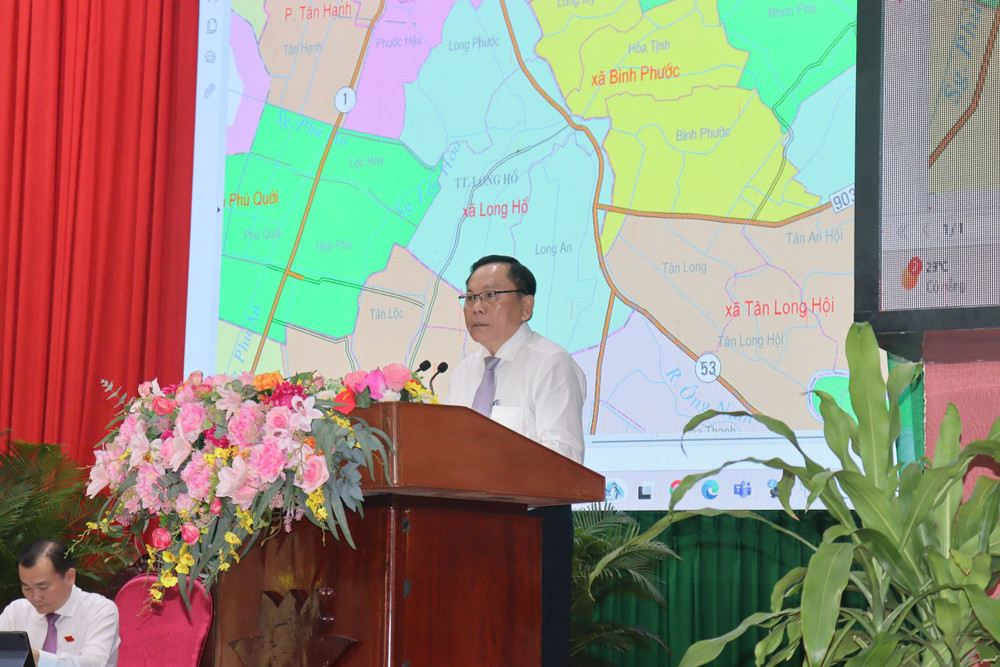 Giám đốc Sở Nội vụ Trần Văn Hên thừa ủy quyền của UBND tỉnh trình bày các nội dung liên quan đến việc sắp xếp đơn vị hành chính cấp tỉnh, cấp xã tại kỳ họp giam-doc-so-noi-vu-tran-van-hen-thua-uy-quyen-cua-ubnd-tinh-trinh-bay-cac-to-trinh-tai-ky-hop.jpg