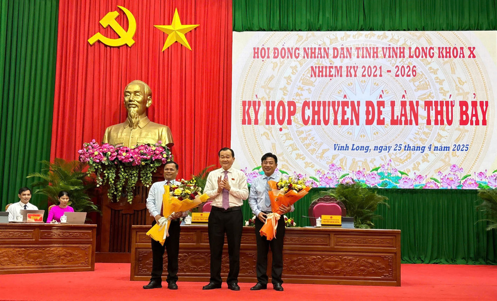 Ủy viên Thường vụ Tỉnh ủy, Phó Chủ tịch Thường trực HĐND tỉnh Nguyễn Minh Dũng tặng hoa nguyên Giám đốc Sở Tài Nguyên và Môi trường Đào Anh Xuân Nhựt và nguyên Trưởng Ban Dân tộc tỉnh Thạch Dương z6539378625647-2212a69213519950d4cca8e7cf2a6433.jpg