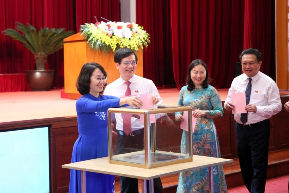 Đại biểu HĐND tỉnh bỏ phiếu bầu bổ sung Ủy viên UBND tỉnh nhiệm kỳ 2021-2026 screenshot-20250428-181056-gallery.jpg