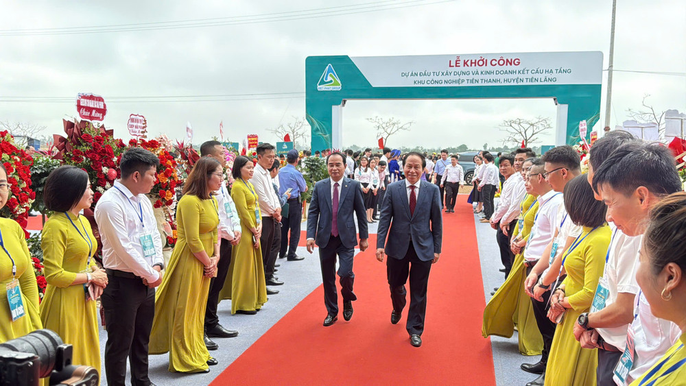 Ủy viên Trung ương Đảng, Bí thư Thành ủy, Trưởng đoàn ĐBQH thành phố Hải Phòng dự lễ khởi công. Ảnh: Quang Phú z6517052465113-1e5fe5b3c67b62ef69181f6ec6aeed99.jpg