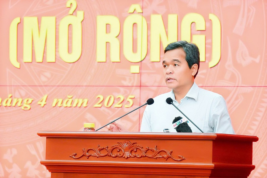 Bí thư Tỉnh ủy, Chủ tịch HĐND tỉnh Hồ Văn Niên phát biểu tại Hội nghị lần thứ 19 (mở rộng) Ban Chấp hành Đảng bộ tỉnh. Ảnh: Đ.T z6517974950429-a0a25016b2ebbb92982cb7fcaaf22d95-1.jpg