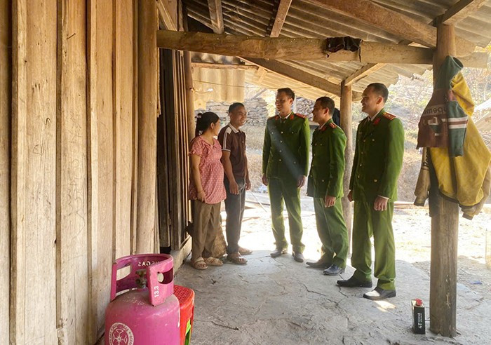 Công an xã Mường Típ, huyện Kỳ Sơn, tỉnh Nghệ An “3 cùng, 4 bám” với người dân, luôn có mặt kịp thời khi người dân cần, bảo đảm an ninh, trật tự vững chắc khu vực biên giới. Ảnh: cand.com.vn 12.jpg