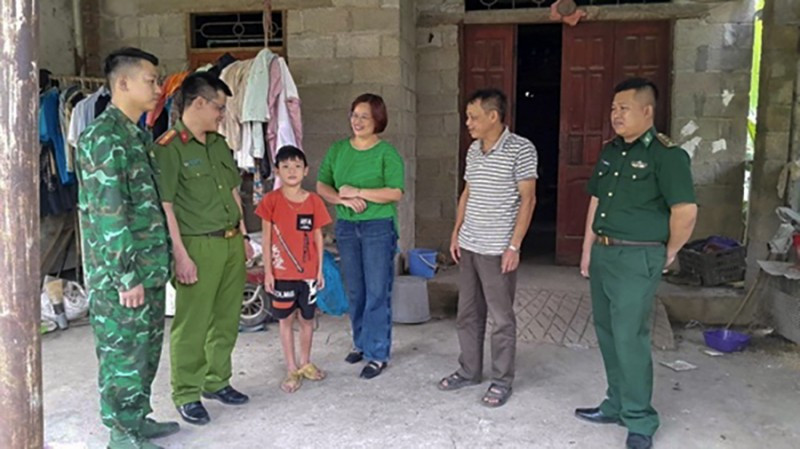Công an xã Mường Típ, huyện Kỳ Sơn, tỉnh Nghệ An “3 cùng, 4 bám” với người dân, luôn có mặt kịp thời khi người dân cần, bảo đảm an ninh, trật tự vững chắc khu vực biên giới. Ảnh: cand.com.vn 10.jpg