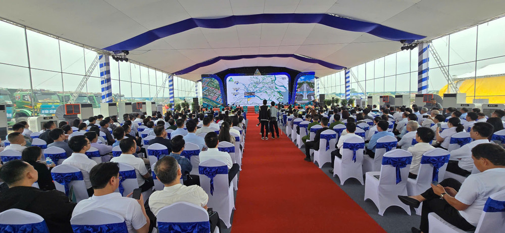 Quang cảnh lễ khởi công. Ảnh: Quang Phú z6516808183509-32176947fd3a02b2f49e39ea8d8db4f1.jpg