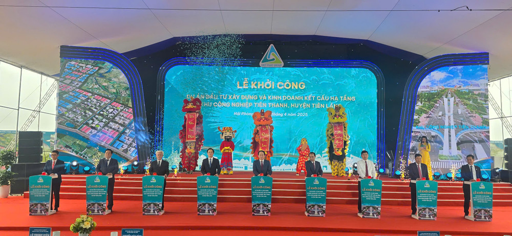 Các đại biểu nhấn nút khởi công Dự án đầu tư xây dựng và kinh doanh kết cấu hạ tầng Khu công nghiệp Tiên Thanh, Huyện Tiên Lãng, thành phố Hải Phòng. Ảnh: Quang Phú z6516808153181-8837ff1c4f39dadab1b2ce70ef8c202c.jpg