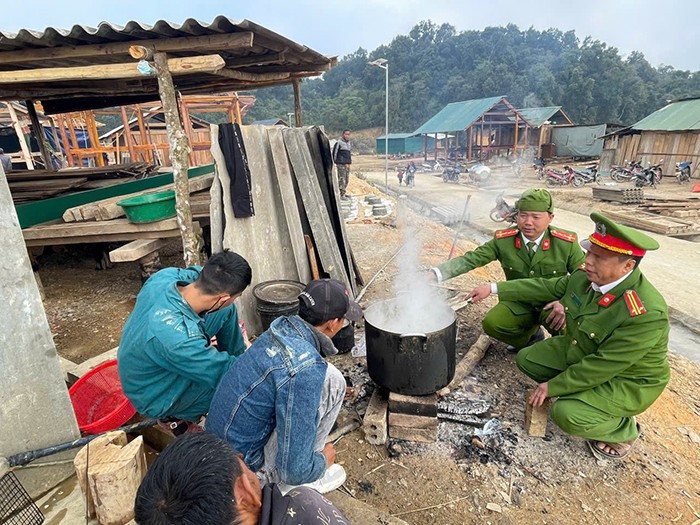Công an xã Mường Típ, huyện Kỳ Sơn, tỉnh Nghệ An “3 cùng, 4 bám” với người dân, luôn có mặt kịp thời khi người dân cần, bảo đảm an ninh, trật tự vững chắc khu vực biên giới. Ảnh: cand.com.vn 11.jpg