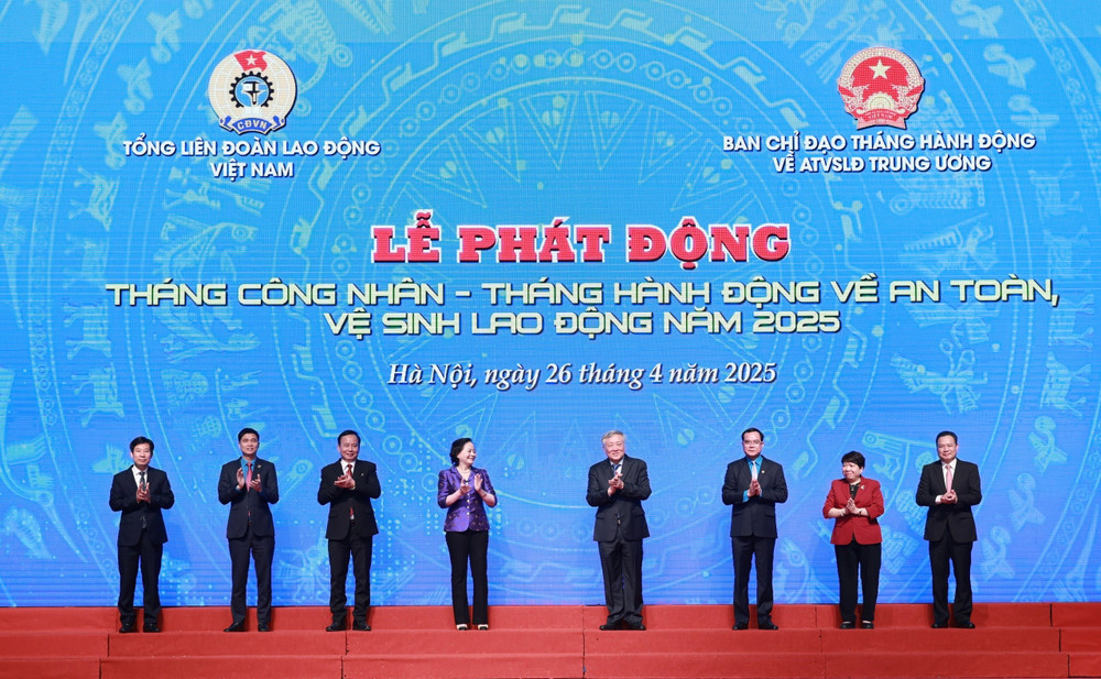 Các lãnh đạo thực hiện nghi thức phát động. Ảnh: Hải Nguyễn a1cb9809b47c35583b08aa08ffedf64e.jpg