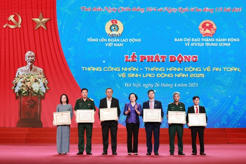 Bộ Nội vụ tặng bằng khen cho 6 tập thể có thành tích xuất sắc trong triển khai công tác ATVSLĐ năm 2025. Ảnh: Hải Nguyễn img-5655.jpg