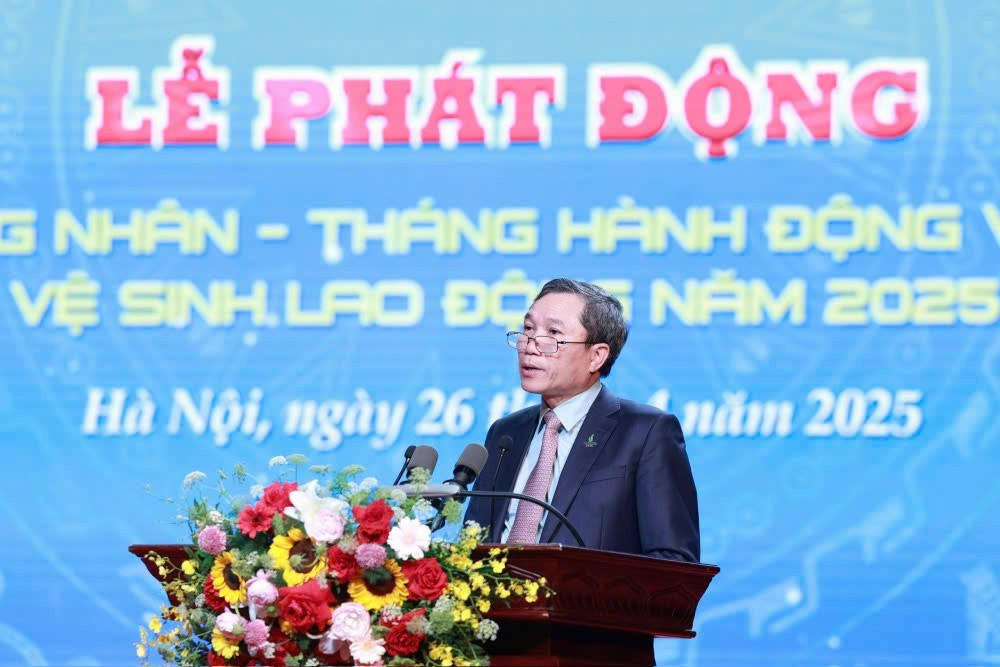 Phó Tổng giám đốc Tổng Công ty Thăm dò Khai thác Dầu khí Hoàng Ngọc Trung phát biểu hưởng ứng lễ phát động. Ảnh: Hải Nguyễn img-5658.jpg