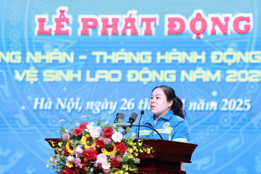 Chị Ninh Thị Loan - Công nhân Công ty Urenco phát biểu cam kết. Ảnh: Hải Nguyễn img-5657.jpg