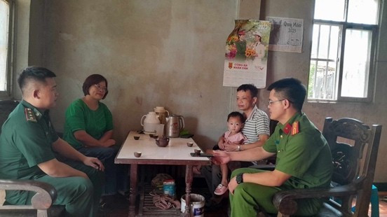 Công an xã Mường Típ, huyện Kỳ Sơn, tỉnh Nghệ An “3 cùng, 4 bám” với người dân, luôn có mặt kịp thời khi người dân cần, bảo đảm an ninh, trật tự vững chắc khu vực biên giới. Ảnh: cand.com.vn 121.jpg