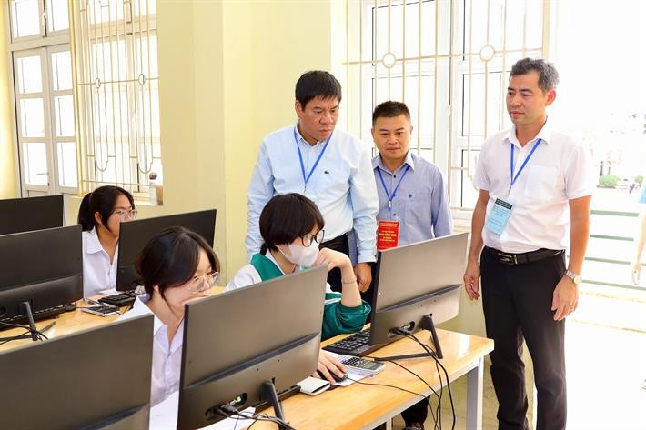 Cục trưởng Cục Quản lý chất lượng Huỳnh Văn Chương (bên trái) động viên các em học sinh trước giờ khảo sát anh-3.jpg