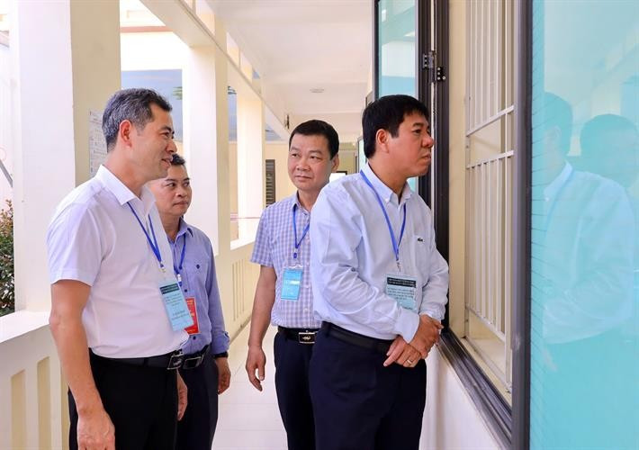Cục trưởng Huỳnh Văn Chương (bên phải) kiểm tra công tác khảo sát tại trường THPT Nguyên Hồng, Bắc Giang anh-2.jpg