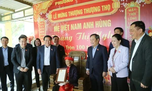  Giám đốc Học viện Chính trị Quốc gia Hồ Chí Minh, Chủ tịch Hội đồng lý luận Trung ương Nguyễn Xuân Thắng trao thiệp mừng thọ của Chủ tịch nước cho Mẹ Việt Nam Anh hùng Hoàng Thị Nghi