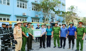 Quảng Ninh: Phó Bí thư Tỉnh ủy, Trưởng Đoàn ĐBQH tỉnh Đặng Xuân Phương động viên đoàn viên thanh niên khắc phục hậu quả bão số 3