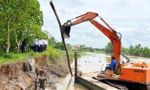 Một điểm sạt lở trên tuyến sông Cái Cam, thuộc địa bàn ấp Tân An, xã Tân Hạnh, huyện Long Hồ. Ảnh: Hữu Tài