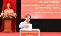 Thứ trưởng Bộ GD-ĐT Phạm Ngọc Thưởng tiếp nhận ủng hộ của ngành Giáo dục Hà Nội