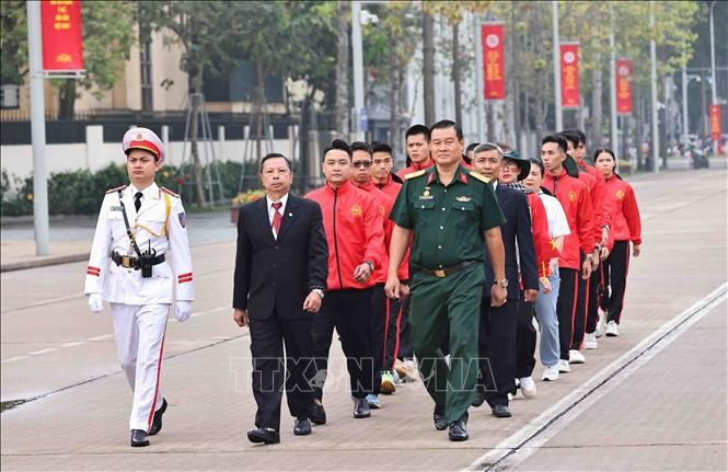 Các đoàn vào Lăng viếng Chủ tịch Hồ Chí Minh, vị lãnh tụ kính yêu của dân tộc Việt Nam Các đoàn vào Lăng viếng Chủ tịch Hồ Chí Minh, vị lãnh tụ kính yêu của dân tộc Việt Nam