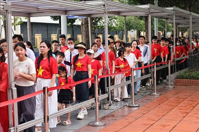 Hàng nghìn người dân và du khách thành kính vào Lăng viếng Chủ tịch Hồ Chí Minh, vị lãnh tụ kính yêu của dân tộc Việt Nam Hàng nghìn người dân và du khách thành kính vào Lăng viếng Chủ tịch Hồ Chí Minh, vị lãnh tụ kính yêu của dân tộc Việt Nam