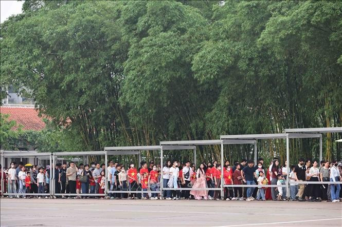 Hàng nghìn người dân và du khách thành kính vào Lăng viếng Chủ tịch Hồ Chí Minh, vị lãnh tụ kính yêu của dân tộc Việt Nam Hàng nghìn người dân và du khách thành kính vào Lăng viếng Chủ tịch Hồ Chí Minh, vị lãnh tụ kính yêu của dân tộc Việt Nam