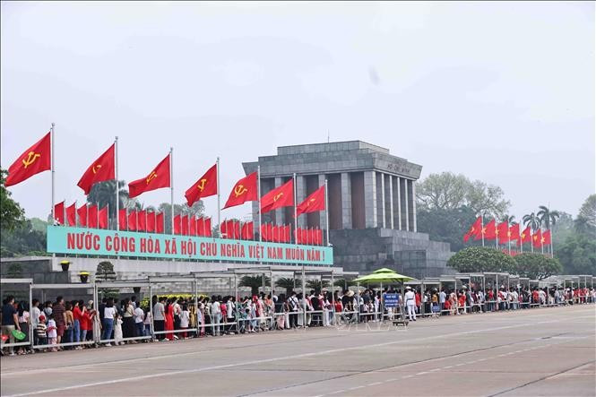 Hàng nghìn đồng bào và du khách thành kính vào Lăng viếng Chủ tịch Hồ Chí Minh, vị lãnh tụ kính yêu của dân tộc Việt Nam Hàng nghìn đồng bào và du khách thành kính vào Lăng viếng Chủ tịch Hồ Chí Minh, vị lãnh tụ kính yêu của dân tộc Việt Nam