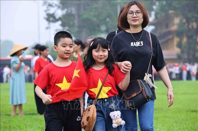 Niềm vui của người dân trong không khí kỷ niệm 50 năm Ngày Giải phóng miền Nam, thống nhất đất nước Niềm vui của người dân trong không khí kỷ niệm 50 năm Ngày Giải phóng miền Nam, thống nhất đất nước