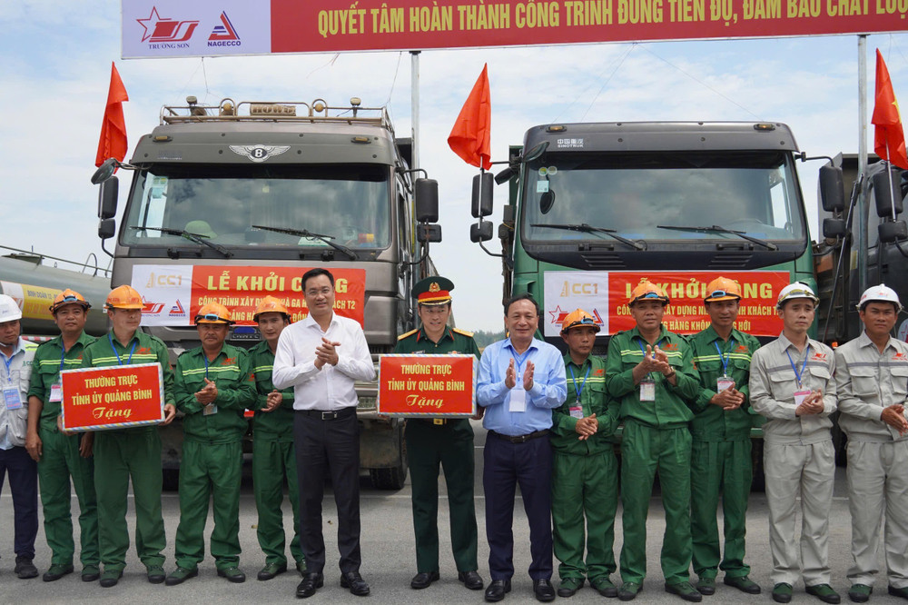 Lãnh đạo tỉnh Quảng Bình tặng quà động viên các đơn vị thi công, xây dựng. Ảnh: Khánh Trinh unnamed-1.jpg