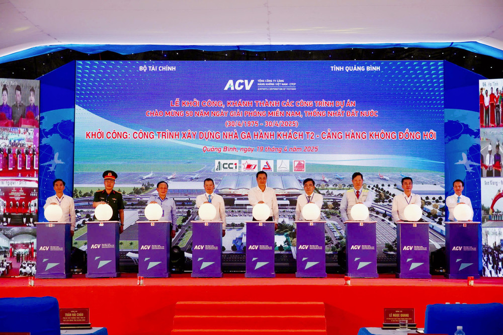 Lãnh đạo tỉnh Quảng Bình và đại diện ACV bấm nút khởi công công trình xây dựng Nhà ga hành khách T2 Cảng hàng không Đồng Hới. Ảnh: Khánh Trinh unnamed.jpg