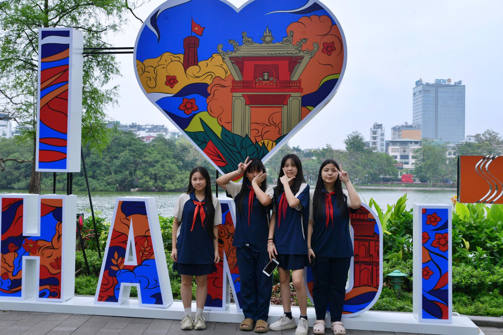 Các biểu trưng này được bài trí công phu, đẹp mắt tại những ngã tư, khu vực công cộng… thu hút sự chú ý của người dân và du khách z6544154657379-aa4ae84dd3ce0d46b1b5355080f52865.jpg