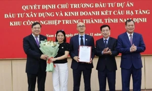 Lãnh đạo tỉnh Nam Định trao quyết định cho nhà đầu tư. Ảnh: Trung Hà