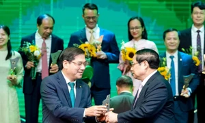 Thủ tướng Phạm Minh Chính trao Giải thưởng Thương hiệu Quốc gia 2024 cho Ủy viên HĐQT BIDV Đặng Văn Tuyên - đại diện BIDV. 