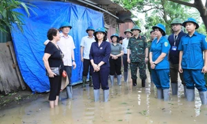 Lãnh đạo TP. Hà Nội thăm, động viên người dân tại các khu vực nguy hiểm 